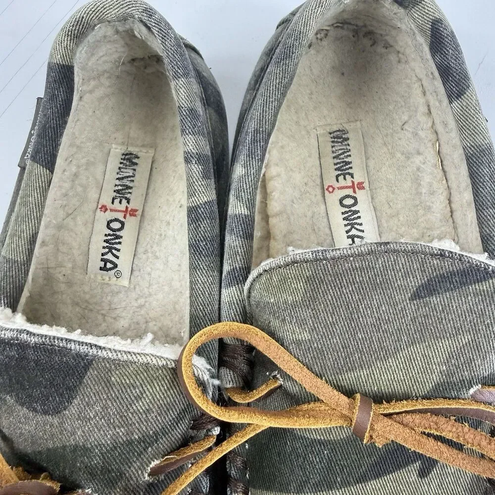 Minnetonka Men's Size 10 Fleece Lined Hard Sole Camo Green Sipper Comfort Shoes